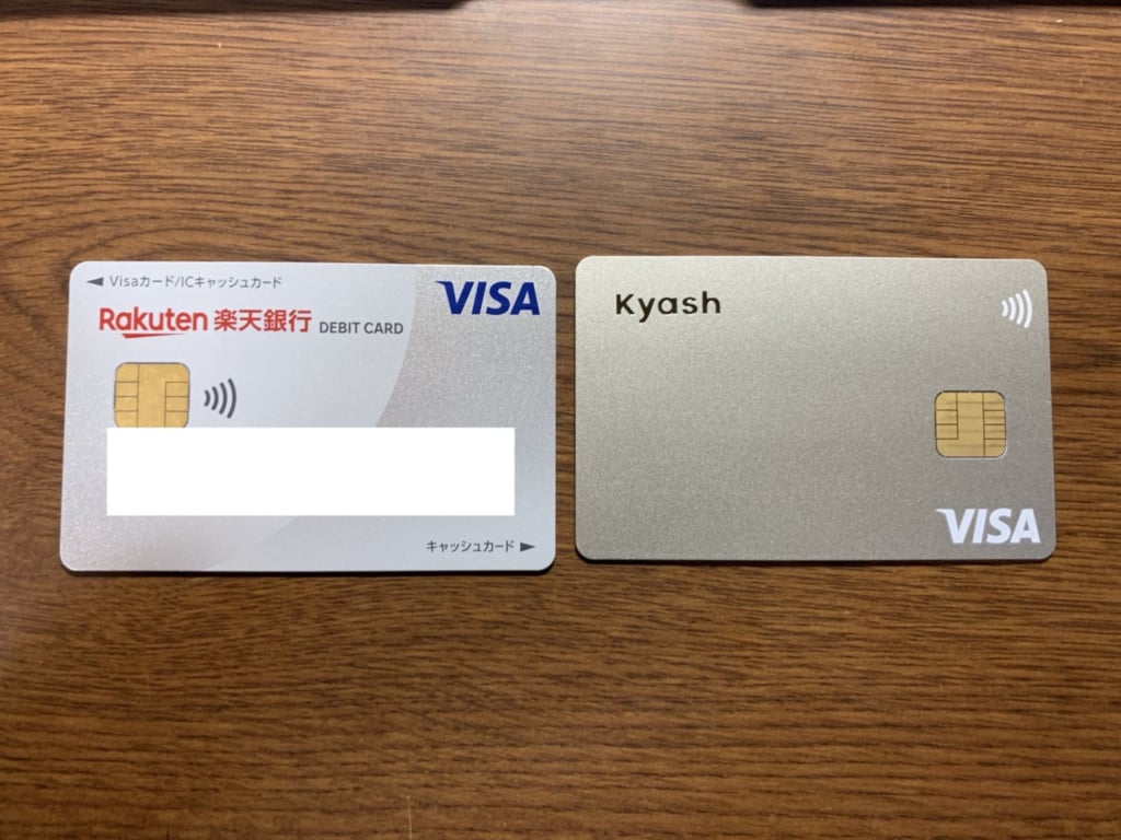 左:楽天銀行デビットカード　右:KyashCard