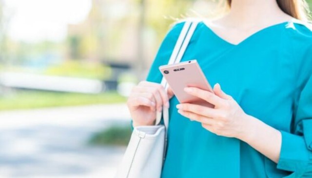 即日アプリでお金を用意する女性