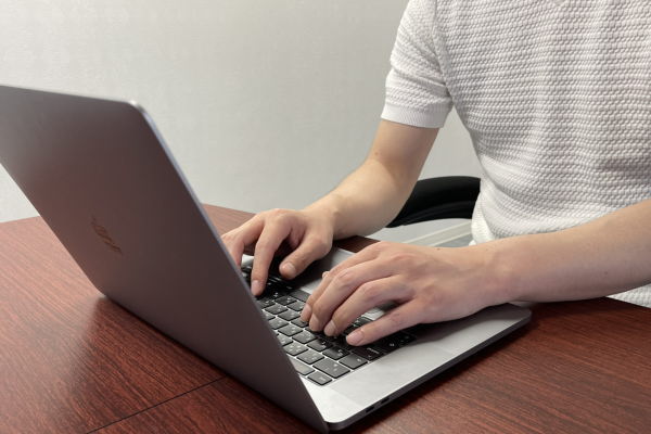 クラウドソーシングで稼いでいる男性